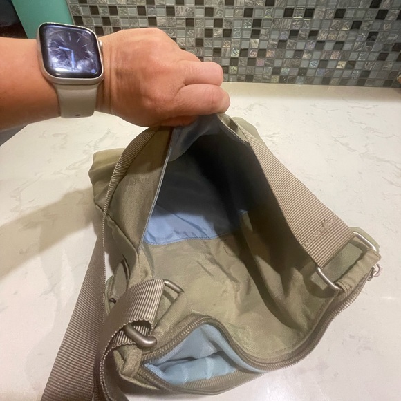 Baggallini Super Cute Crossbody- Great Condition, but see Photos of inner liner - Picture 7 of 7